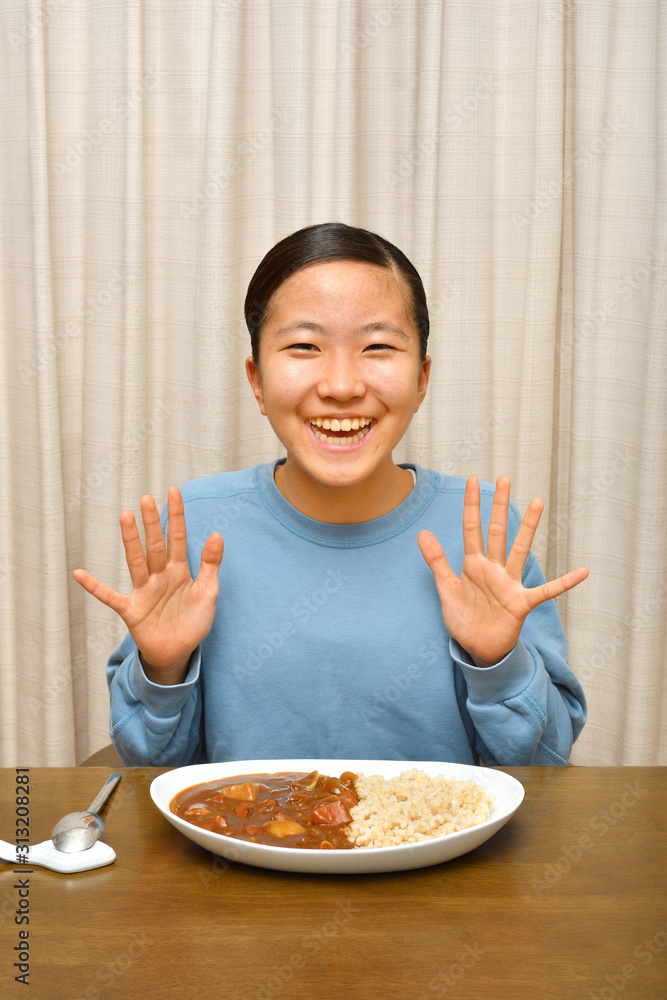 カレーライスを食べる女の子