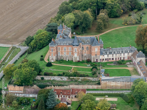 vue aérienne du château de Louye en Eure-et-Loir en France