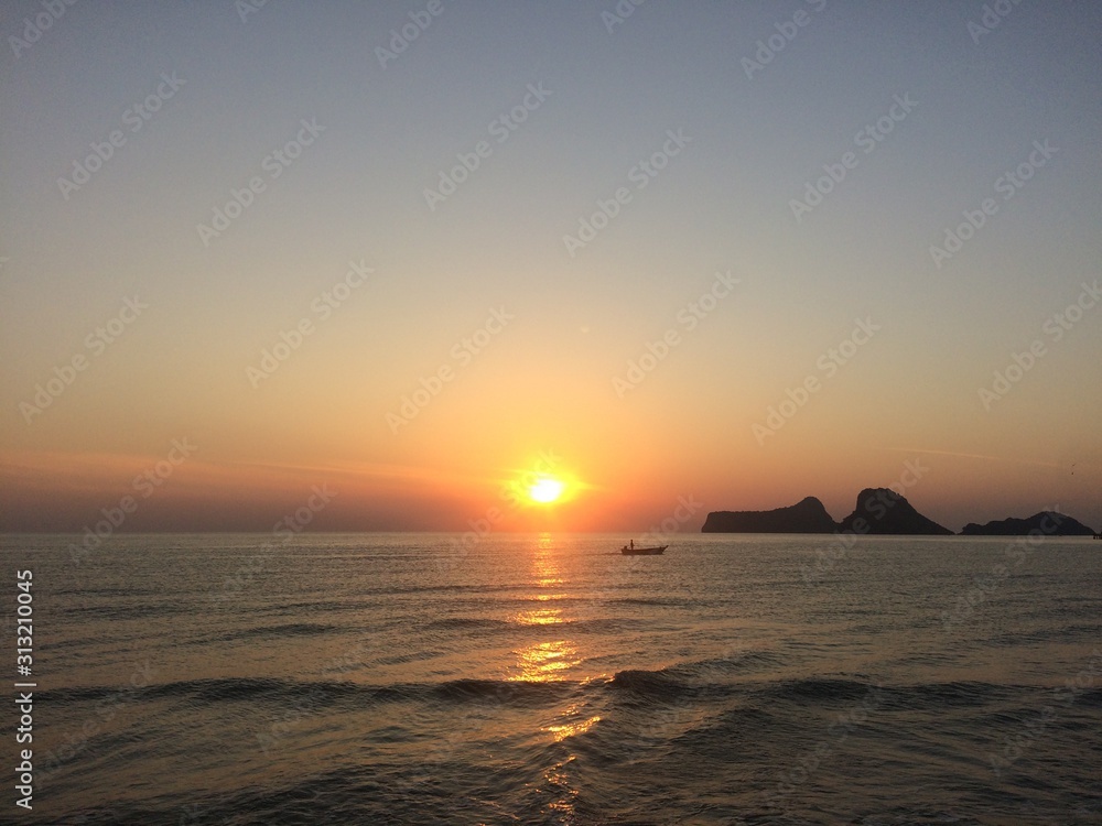 The morning sun, the scenery of the sea Mountains and red and orange skies are extremely relaxing and refreshing.