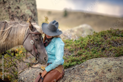 Foto cowgirl with rocky mountain horse