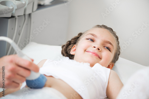 Obraz na płótnie Medical exam little girl by ultrasound equipment w salonie