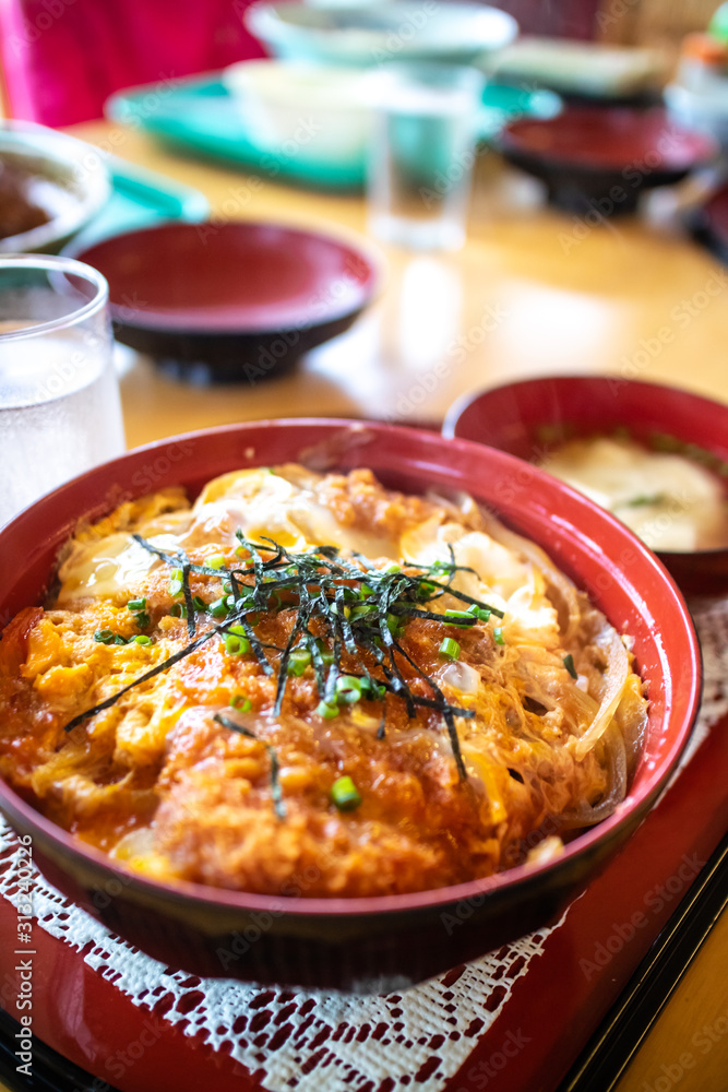 日本の食べ物　カツ丼