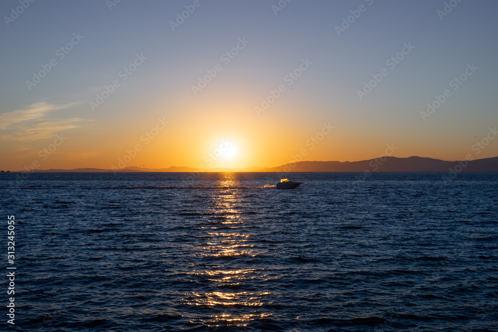 Obraz premium Seascape with sunset on the horizon. Vladivostok, Russia