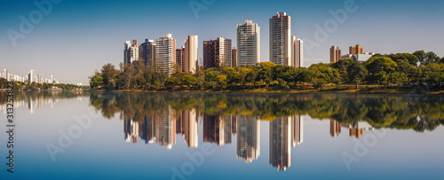 Panoramic view of the most important lake in the city of Londrina, Brazil.