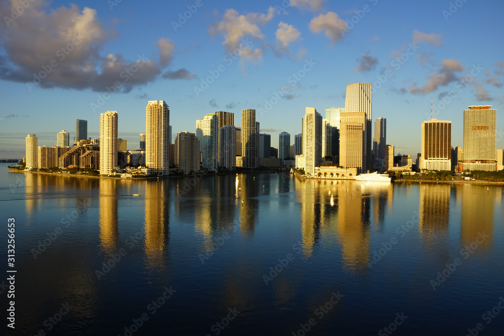 Fototapeta premium piękne zdjęcie lotnicze, Skyline Miami o wschodzie słońca z żółtym i niebieskim światłem, pejzaż miejski
