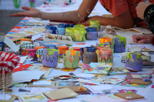 lavorazione di oggetti artistici di decoupage per bambini