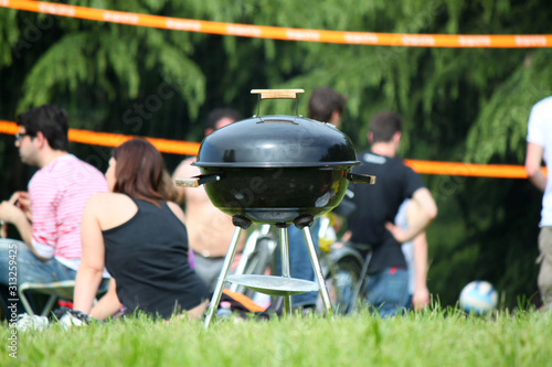 persone fanno picnic con barbecue grande parco naturale