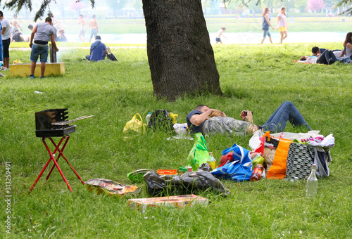 persone fanno picnic con barbecue grande parco naturale