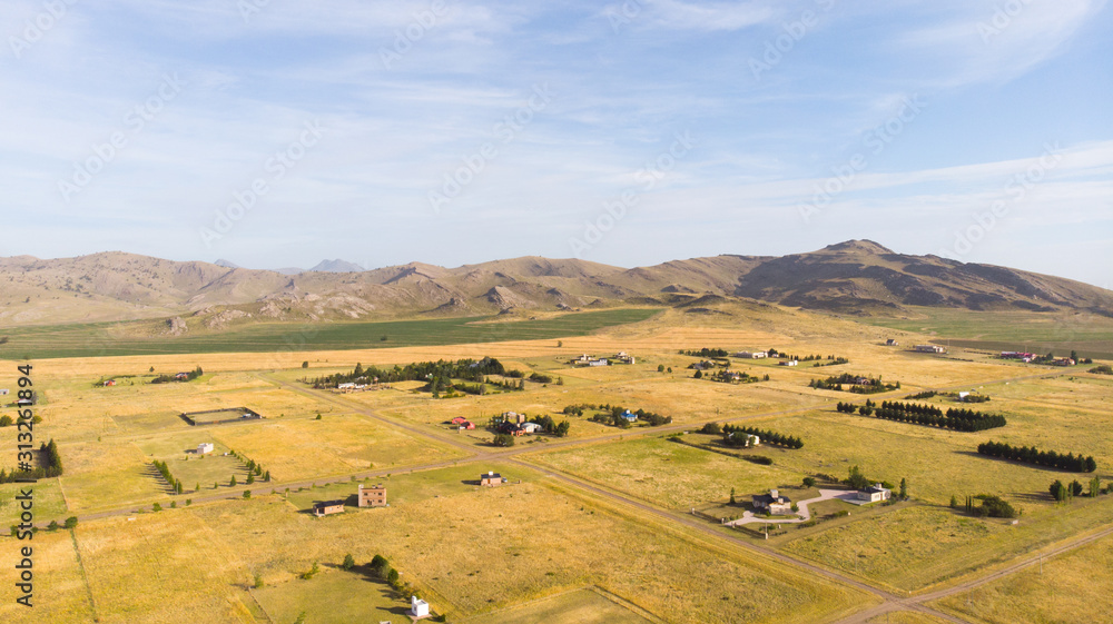 Obraz premium The city and the mountains seen from the drone