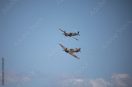 Tapety artystyczne British World War 2 planes flying