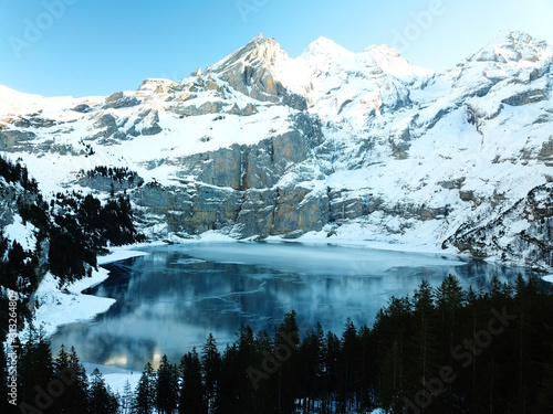 Kandersteg BE, Schweiz: Der Oeschinensee liegt inmitten der schweizer Alpen