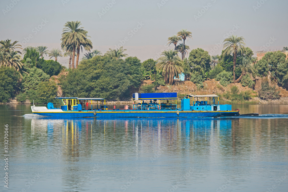 Obraz premium Old traditional river barge traveling through rural african landscape