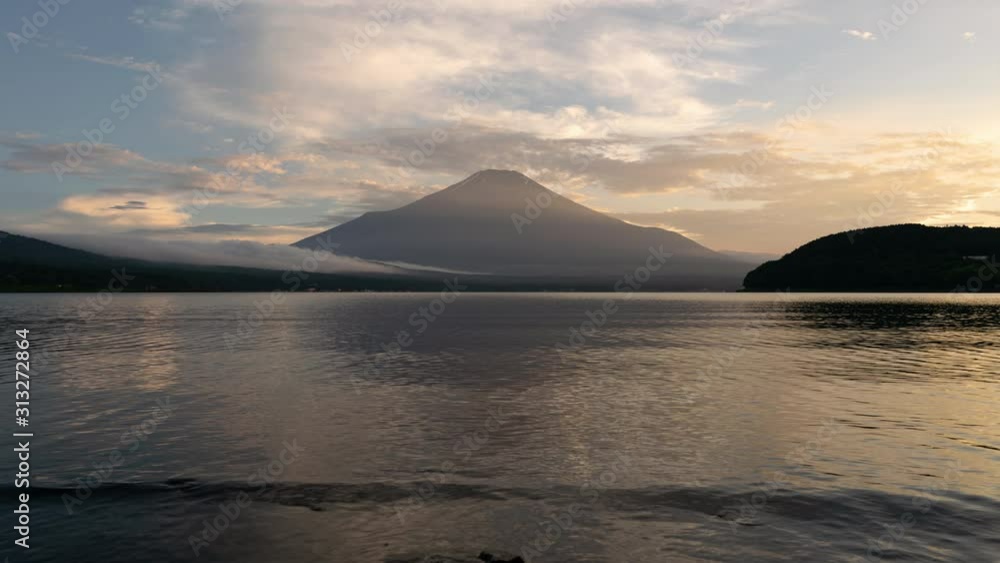 山中湖より望む富士山と夕焼け空(タイムラプス・ズームイン) 山中湖より望む富士山と夕焼け空(タイムラプス・ズームイン)