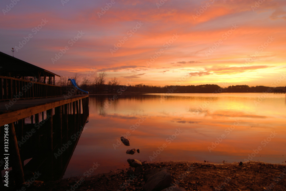 Fototapeta premium Sunrise at Lake Weiss near Cedar Bluff, Alabama