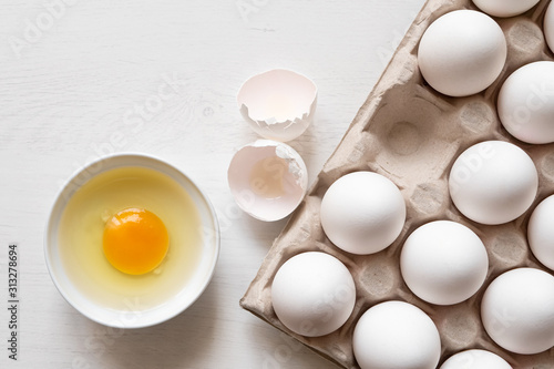 фотографія Eggs in a tray and broken egg.