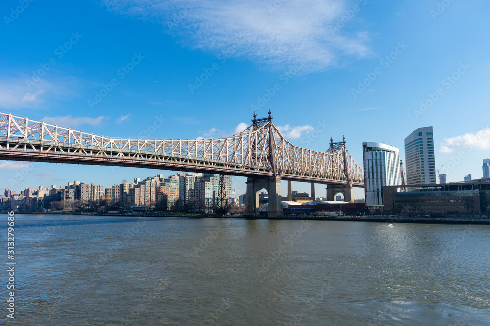 Obraz premium Queensboro Bridge along the East River with the Roosevelt Island Skyline in New York City