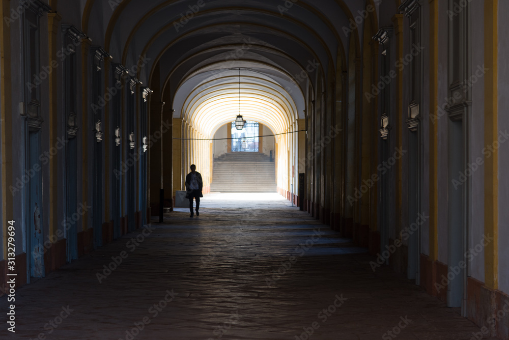 une personne marchant dans  un couloir