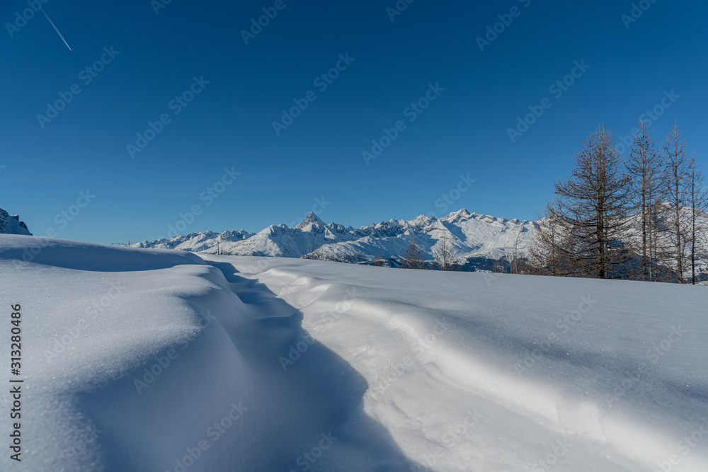Wanderung in den Schweizer Bergen mit Traum Aussicht im Winter Wanderung in den Schweizer Bergen mit Traum Aussicht im Winter