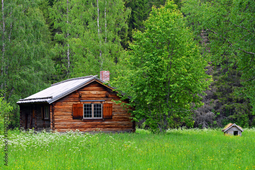 altes Blockhaus im Wald von Lulea Schweden © aro49