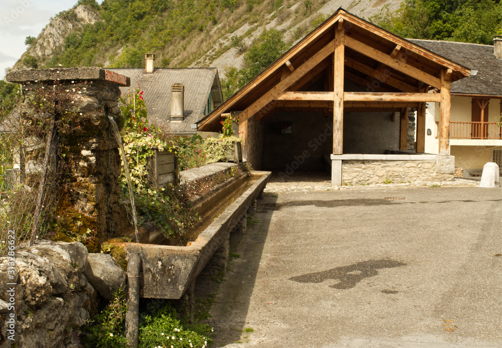 Lavoir dans le village de Aste dans la Vallée d'Ossau dans les Pyrénées Atlantique Lavoir dans le village de Aste dans la Vallée d'Ossau dans les Pyrénées Atlantique