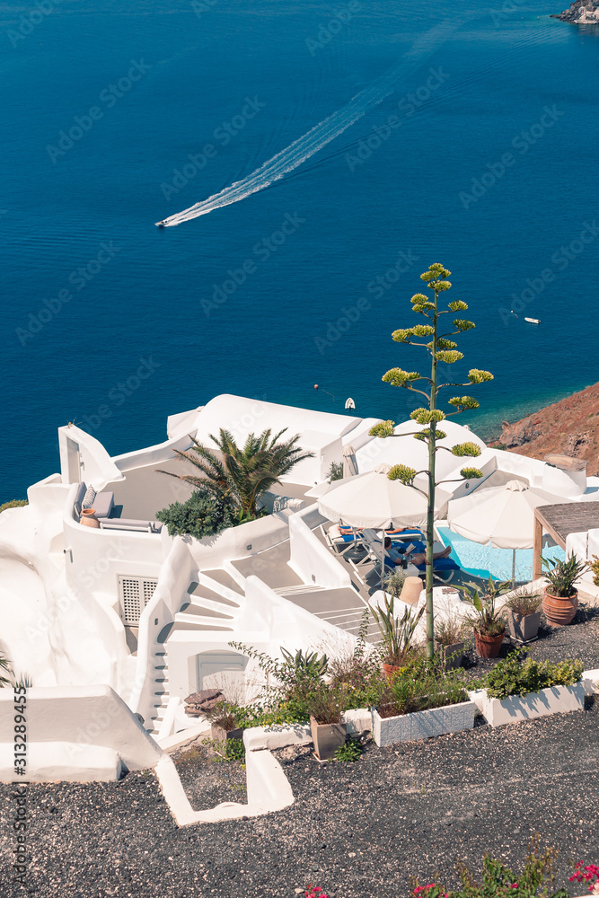 Obraz premium View on the seaside of Santorini island with ship on the sea