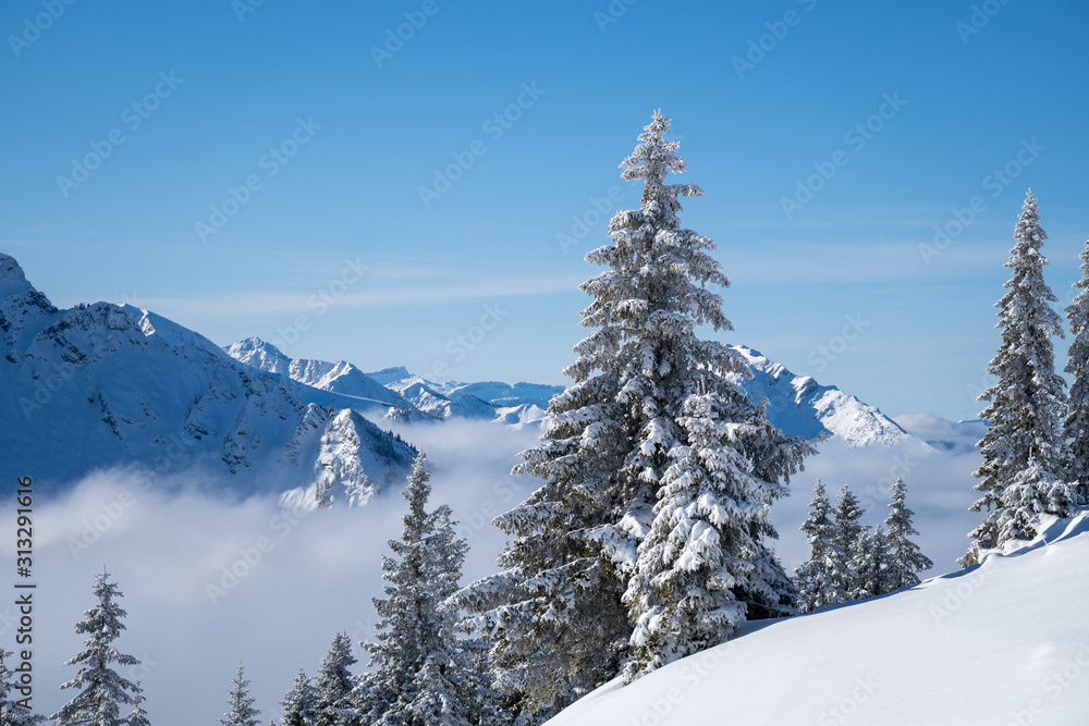 Blick auf Berge mit Wolkendecke