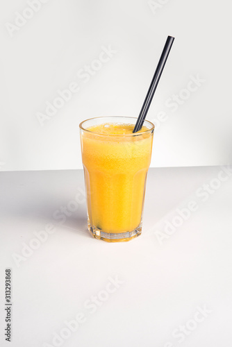 Szklanka soku pomarańczowego © F33 Studio