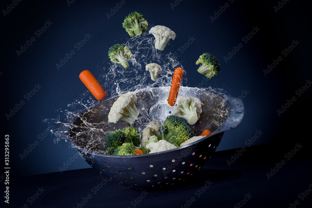 warzywa skaczą suszyć marchew brokuły durszlak woda  - obrazy, fototapety, plakaty 