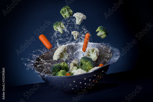 warzywa skaczą suszyć marchew brokuły durszlak woda  © F33 Studio