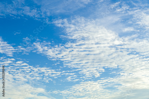 Blue sky with clouds © Arturo Limón