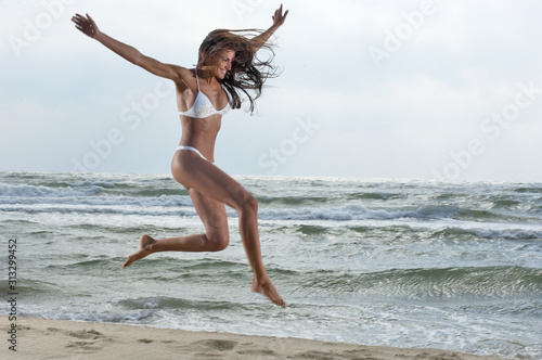 Ragazza ispanica salta al mare