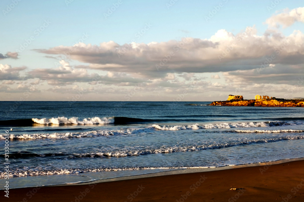 Wellenrauschen am Strand von Sizilien am Morgen