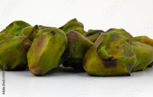 Foto Close up of Fresh Organic Raw Water Chestnuts Also Know as Hingora, Hingoda, Sin