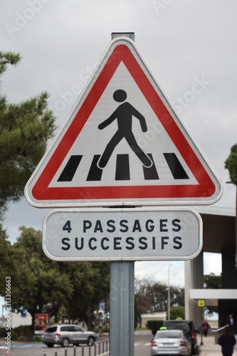 Panneau passages pour piétons, 4 successifs