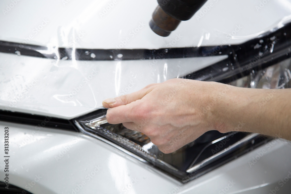 Installing a protective film on the car body to protect the paint on the car. Installing a protective film on the car body to protect the paint on the car.