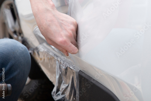 Installing a protective film on the car body to protect the paint on the car.