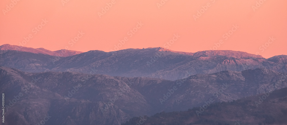 Bonita paisagem de montanhas ao pôr do sol na hora dourada