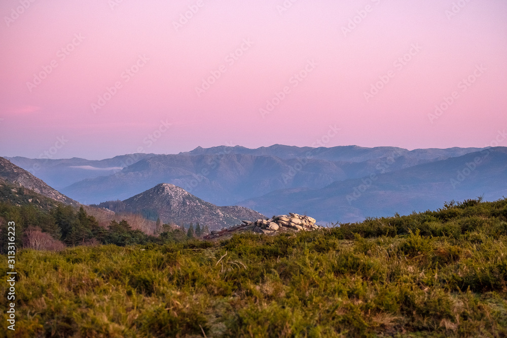 Bonita paisagem de montanhas depois do pôr do sol na hora azul