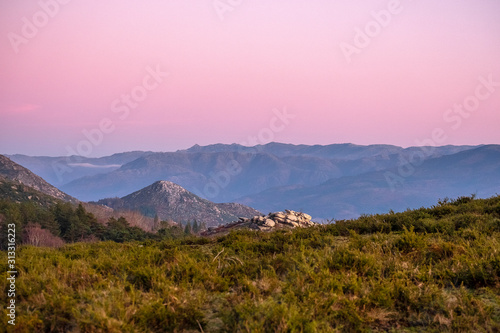 Bonita paisagem de montanhas depois do pôr do sol na hora azul © Romano Alves