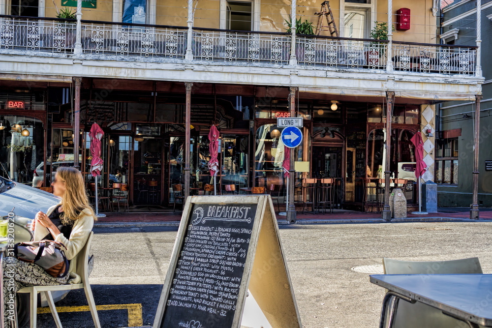 Naklejka premium kapstadt, südafrika - stadtleben in der longstreet