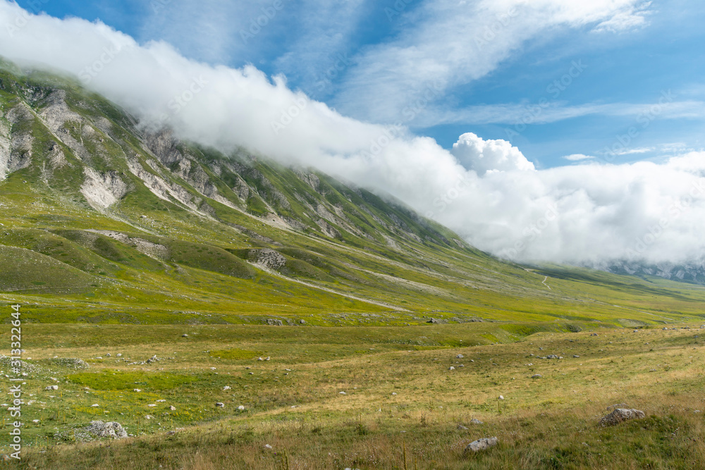 Mountains and clouds. Campo Imperatore (L'Aquila - Italia) Mountains and clouds. Campo Imperatore (L'Aquila - Italia)