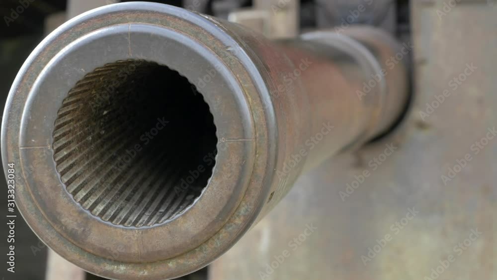 Vidéo Stock Close tracking shot of gun muzzle from an artillery battery ...