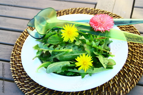 salade de fleurs sauvages commestibles dans une assiette 