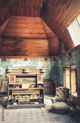 Piano ancien dans une salle abandonnée