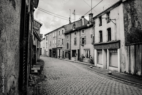 grande rue pavée à Fontenoy-le-Château qui est une commune française de Lorraine, située dans le département des Vosges, en région Grand Est photo