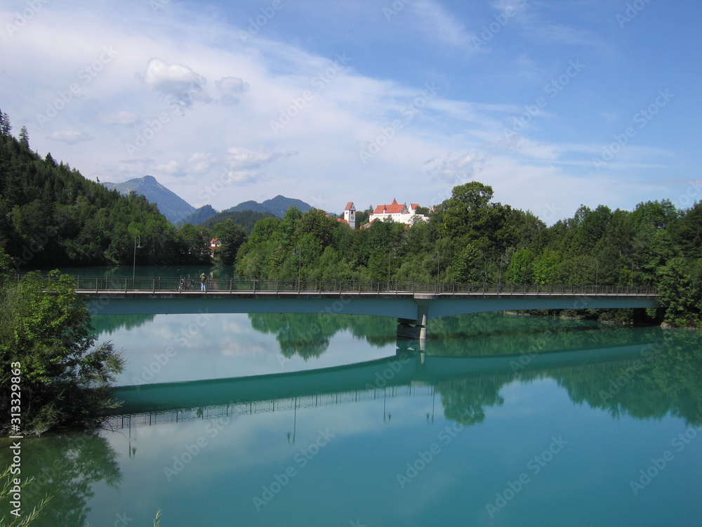 Fototapeta premium Brücke über die Isar mit Blick nach Füssen
