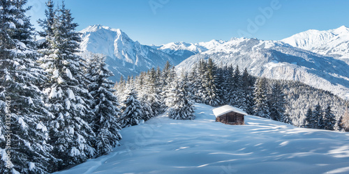 Panorama einer Winterlandschaft mit Skihütte im Zillertal