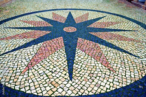 Dettagli di pavimento in mattoncini del centro storico di Lagos, una città situata nella regione dell'Algarve nel distretto di Faro, in Portogallo