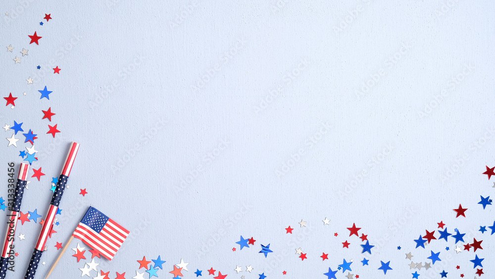 Obraz premium Happy Presidents Day banner with American flag, drinking straws and confetti on blue background. USA Independence Day, American Labor day, Memorial Day, US election concept.