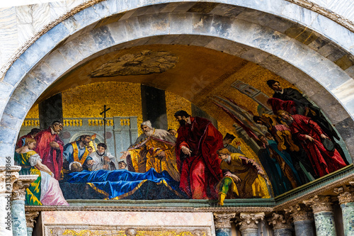 Cuadro en lienzo Death of Saint Mark the Evangelist colorful mosaic below exterior arch outside S
